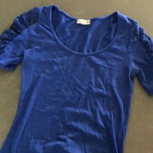 Scoop neck tee with lace cut out sleeves